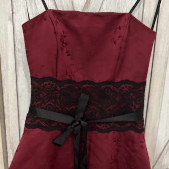 Burgundy Lace Strapless Dress - Picture 4 of 9